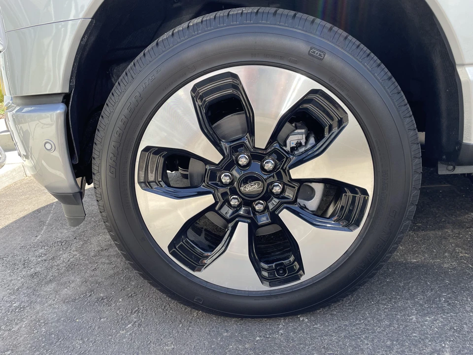2022 Ford F-150 Lightning 14th Gen - Image 22 of 31