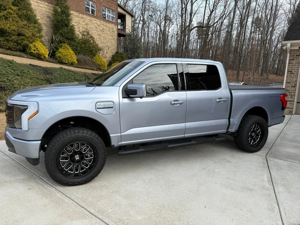 2022 Ford F-150 Lightning 14th Gen - Image 9 of 31