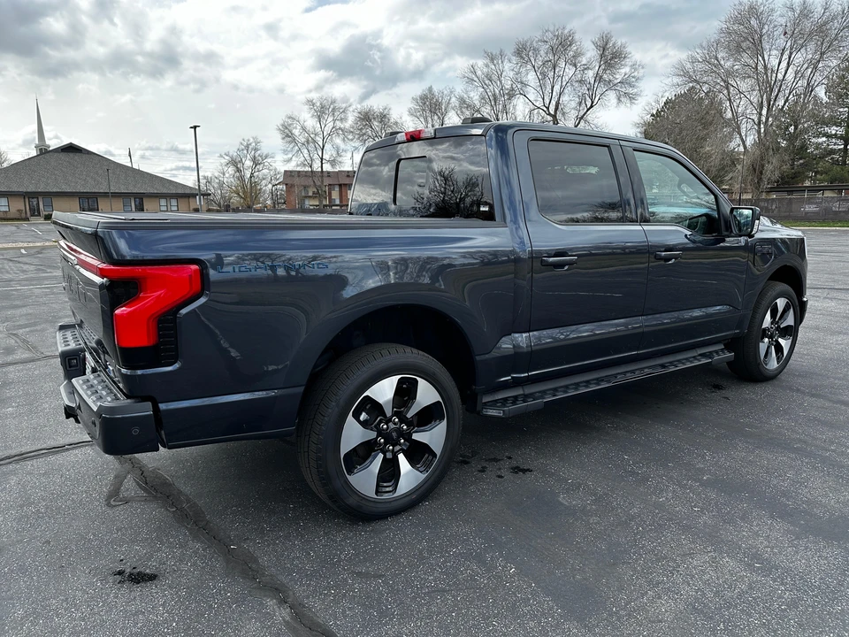 2022 Ford F-150 Lightning 14th Gen - Image 15 of 31