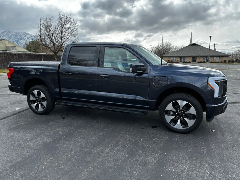 2022 Ford F-150 Lightning 14th Gen - Image 17 of 31