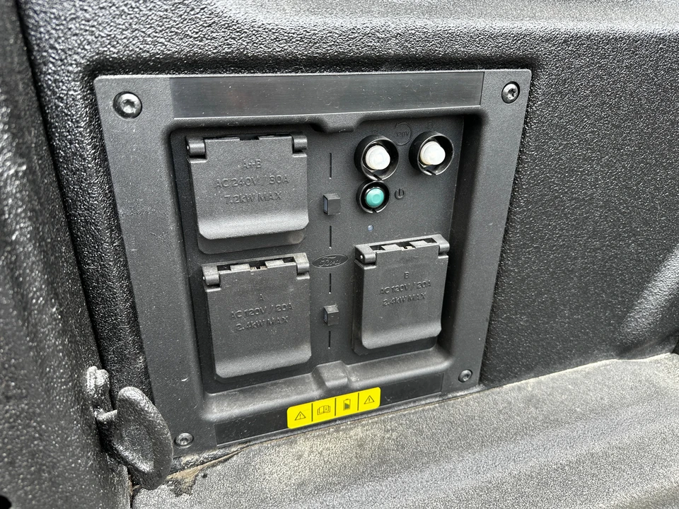 2022 Ford F-150 Lightning 14th Gen - Image 26 of 31