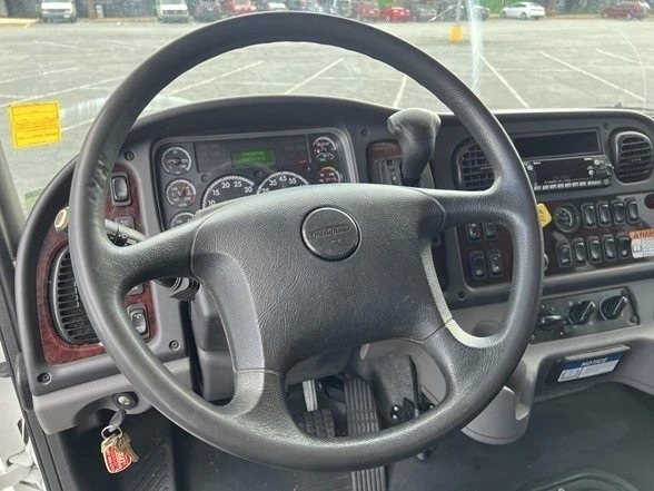 2022 Freightliner - Image 10 of 12