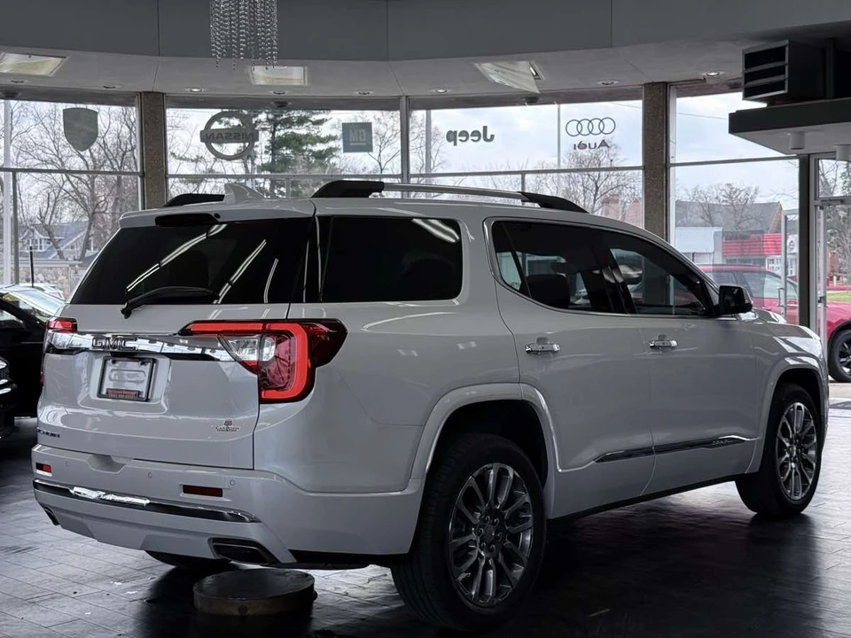 2022 GMC Acadia - Image 11 of 21