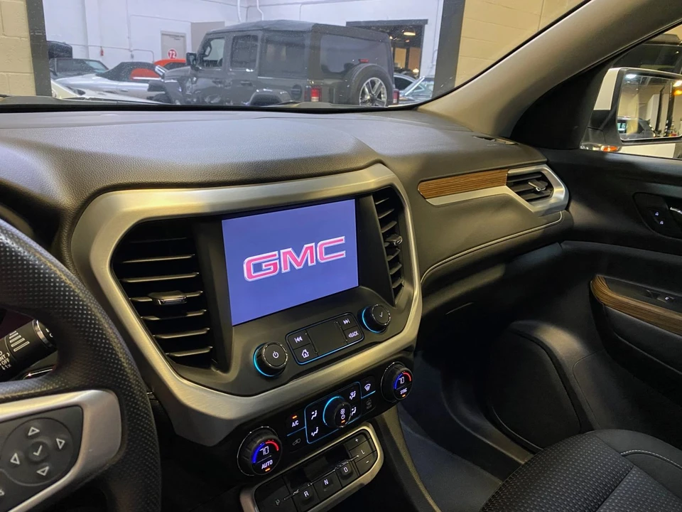 2022 GMC Acadia - Image 11 of 21