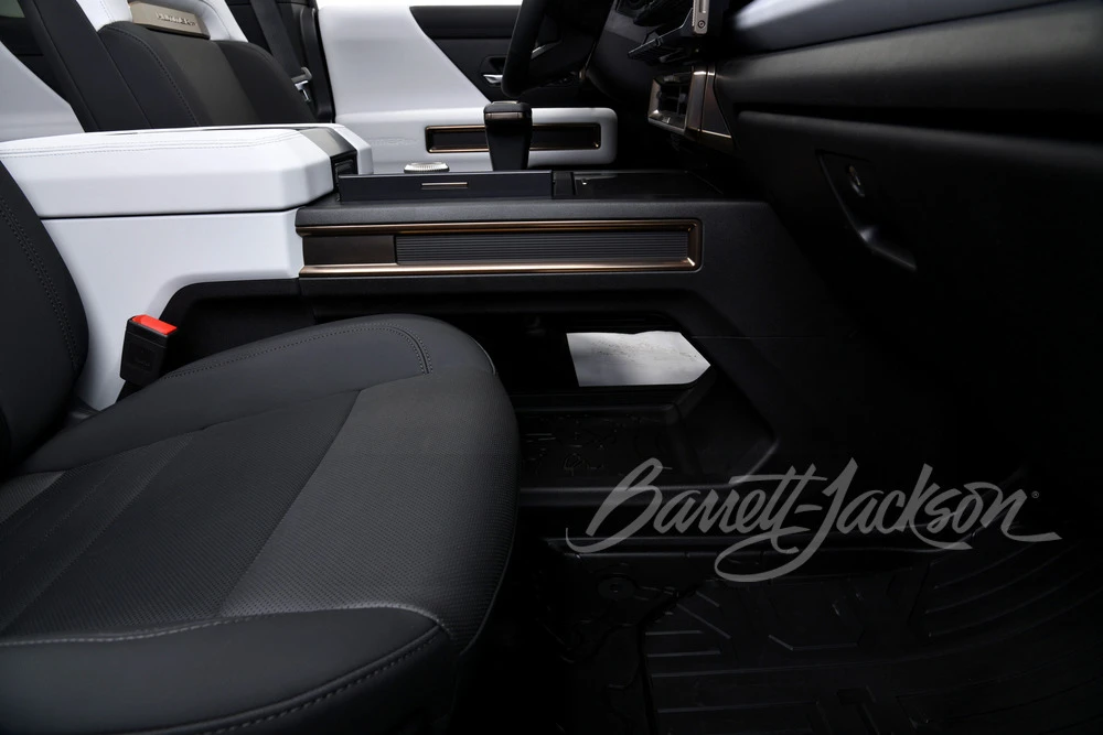 2022 GMC Hummer EV - Image 25 of 31