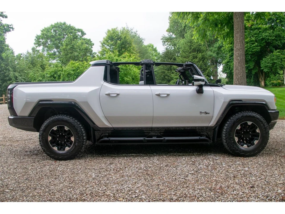 2022 GMC Hummer EV - Image 9 of 31