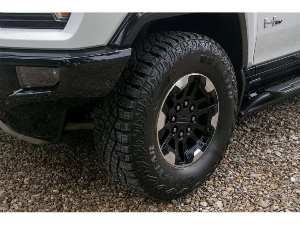 2022 GMC Hummer EV - Image 10 of 31
