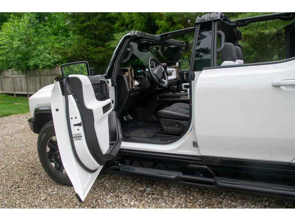 2022 GMC Hummer EV - Image 11 of 31