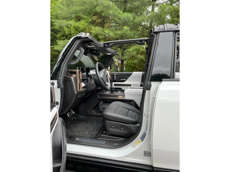 2022 GMC Hummer EV - Image 21 of 31