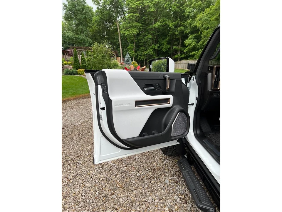 2022 GMC Hummer EV - Image 22 of 31