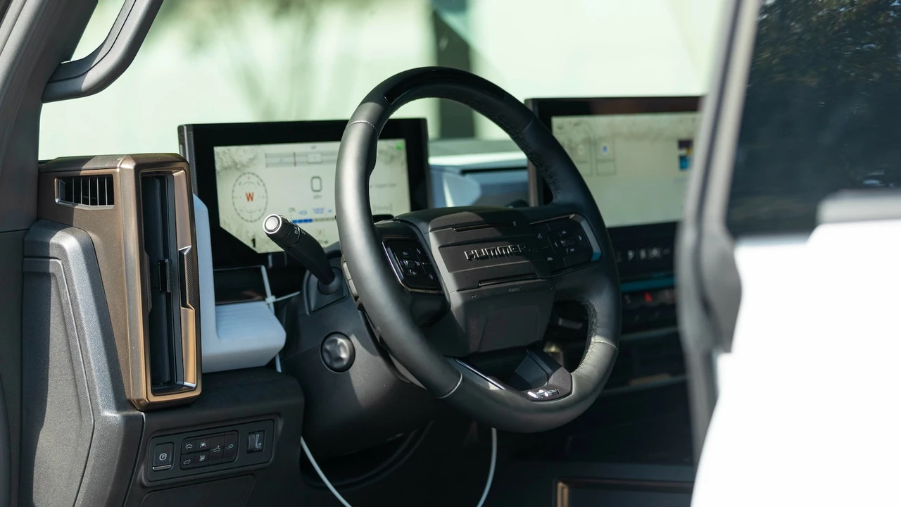 2022 GMC Hummer EV - Image 9 of 19
