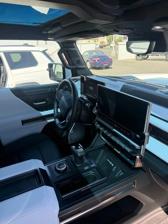 2022 GMC Hummer EV - Image 10 of 11