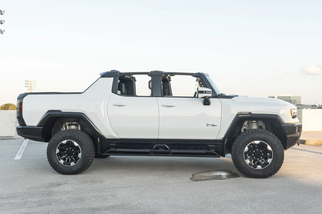 2022 GMC Hummer EV - Image 17 of 31