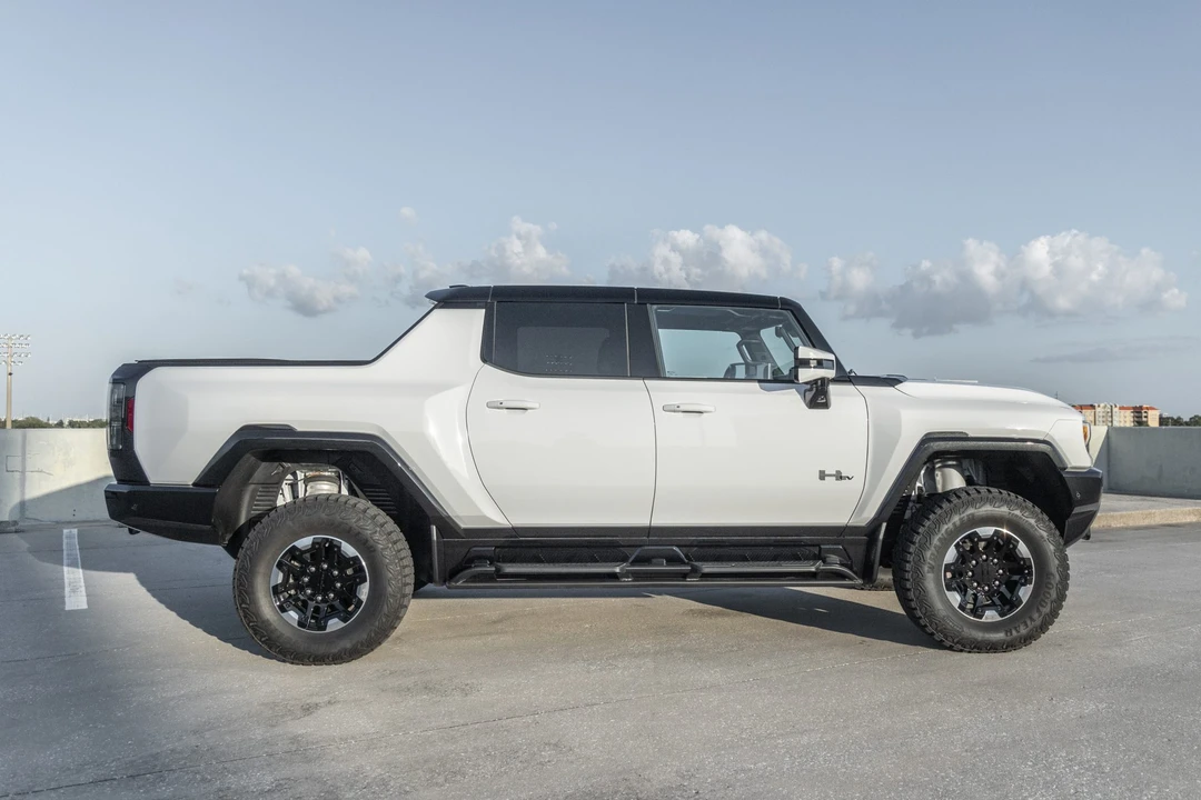 2022 GMC Hummer EV - Image 7 of 31