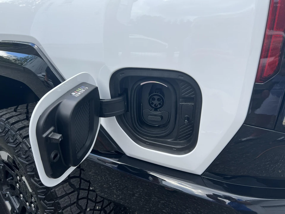 2022 GMC Hummer EV - Image 28 of 31