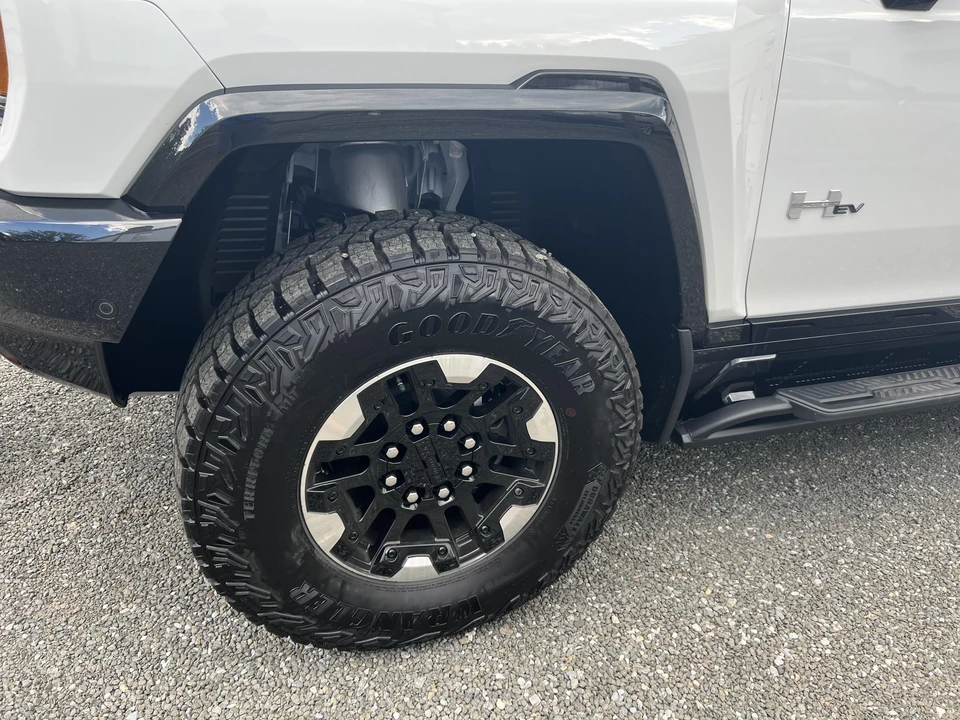 2022 GMC Hummer EV - Image 24 of 31