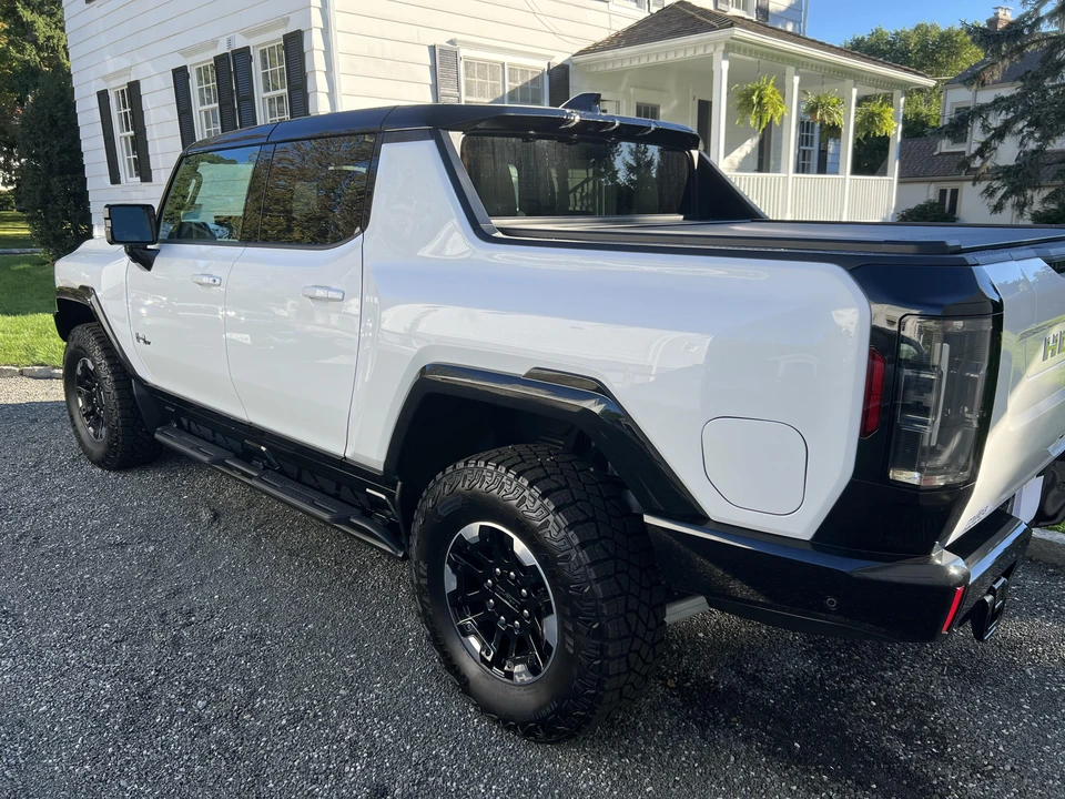 2022 GMC Hummer EV - Image 16 of 31