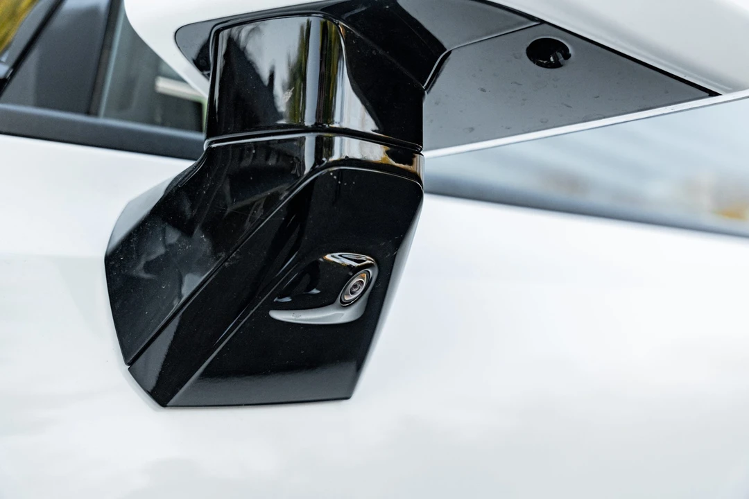 2022 GMC Hummer EV - Image 17 of 31