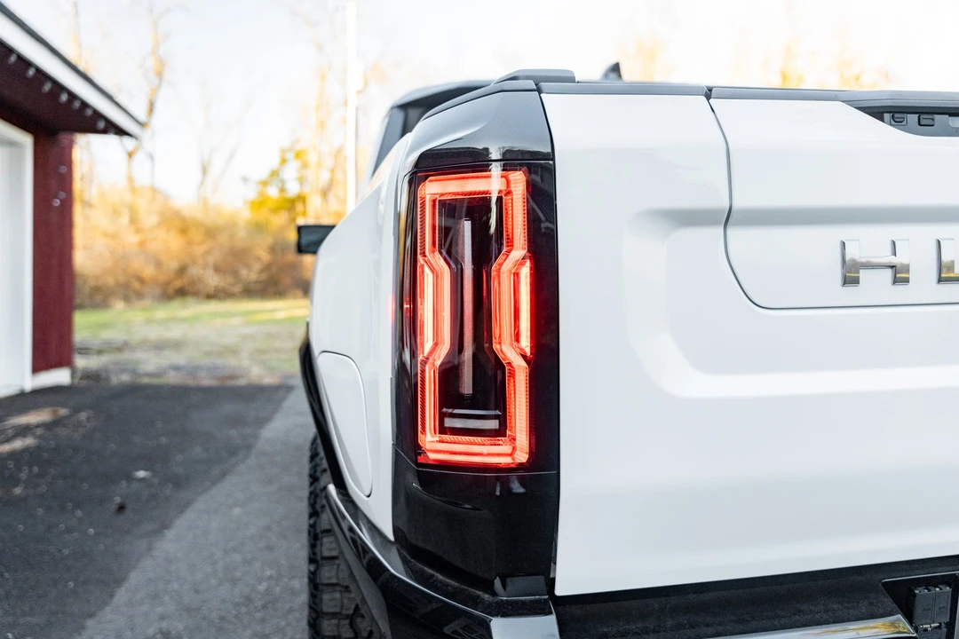 2022 GMC Hummer EV - Image 23 of 31