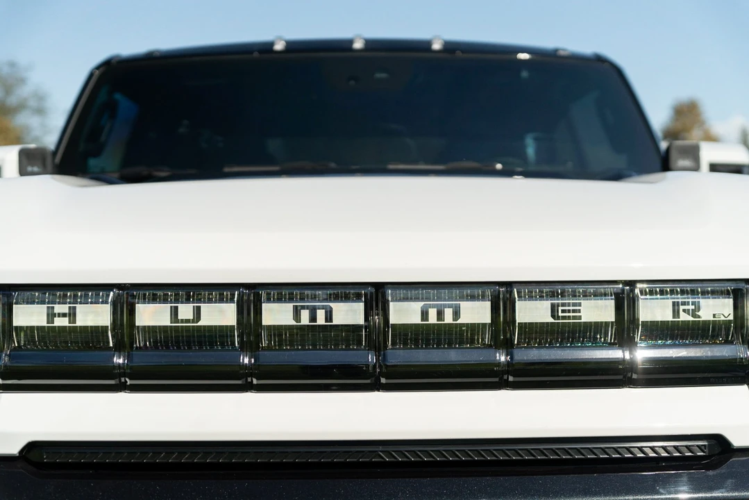 2022 GMC Hummer EV - Image 16 of 31