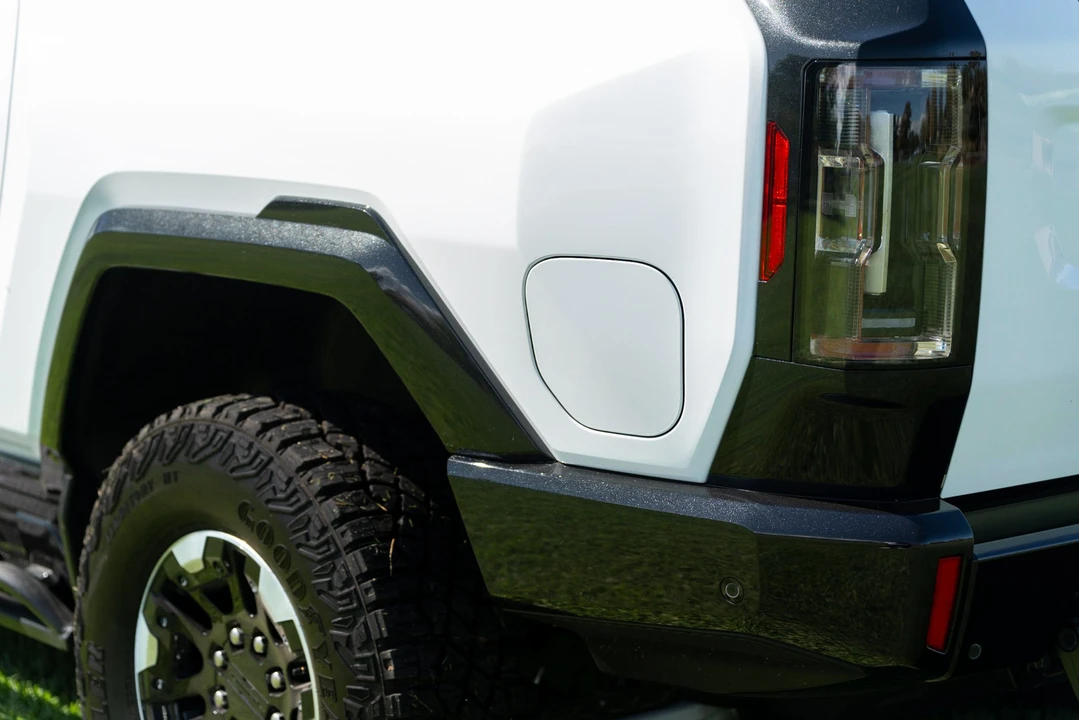 2022 GMC Hummer EV - Image 22 of 31