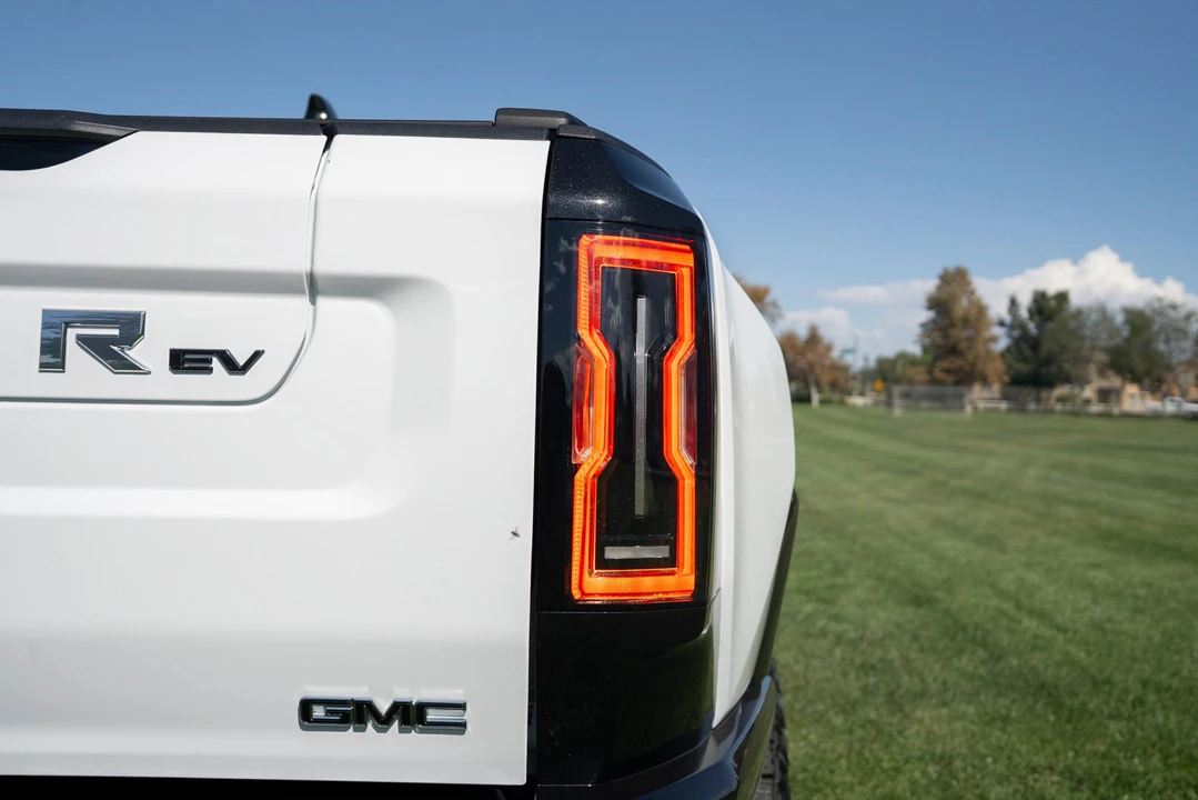 2022 GMC Hummer EV - Image 25 of 31