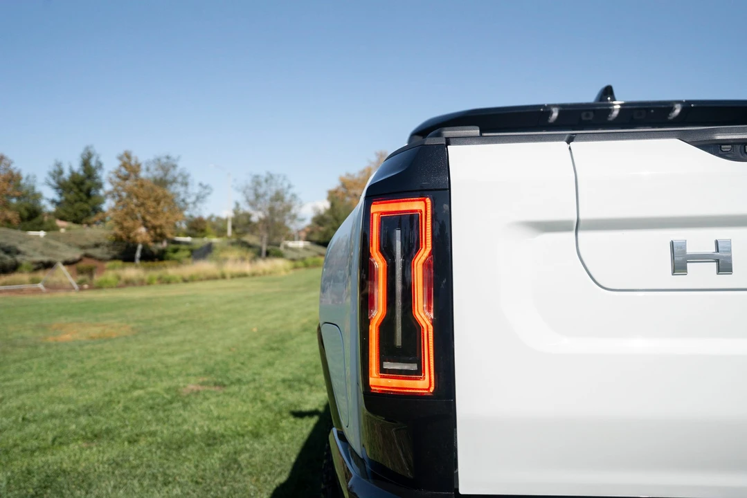 2022 GMC Hummer EV - Image 24 of 31
