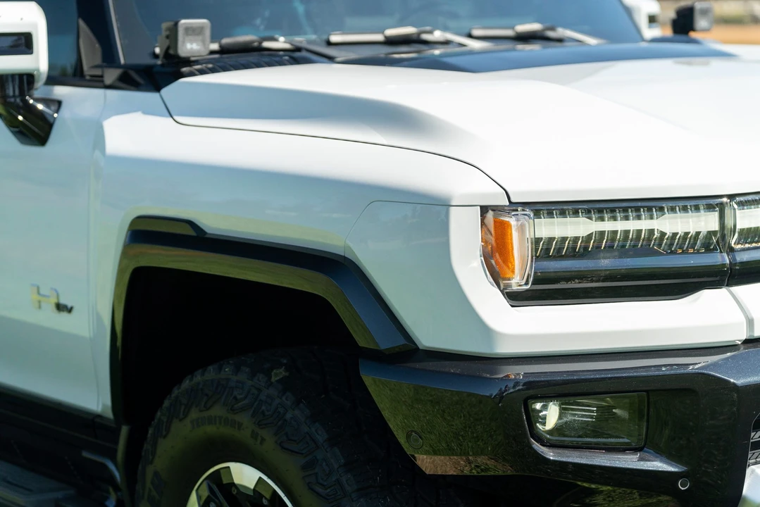 2022 GMC Hummer EV - Image 13 of 31
