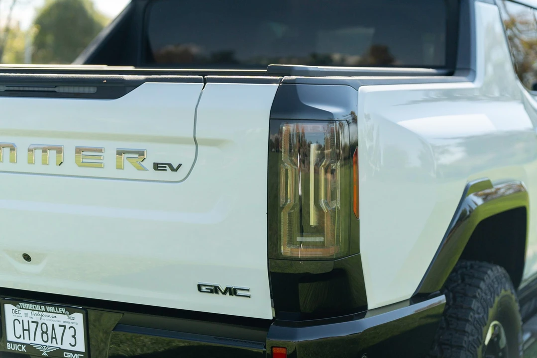 2022 GMC Hummer EV - Image 23 of 31