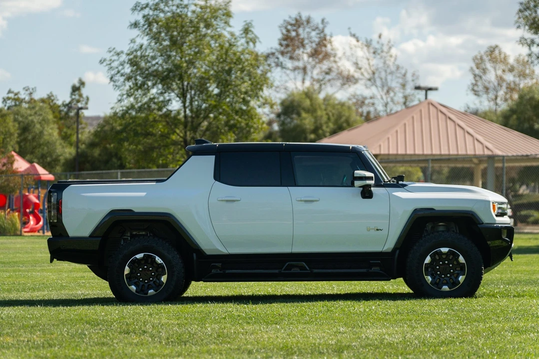 2022 GMC Hummer EV - Image 7 of 31