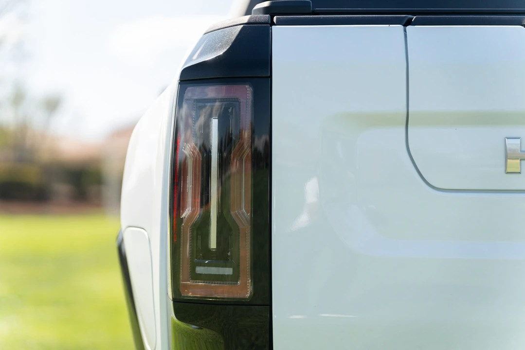 2022 GMC Hummer EV - Image 26 of 31