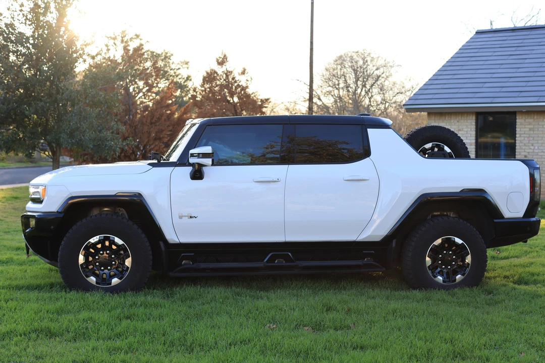 2022 GMC Hummer EV - Image 8 of 31