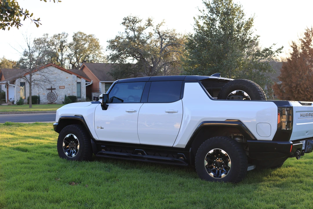 2022 GMC Hummer EV - Image 9 of 31