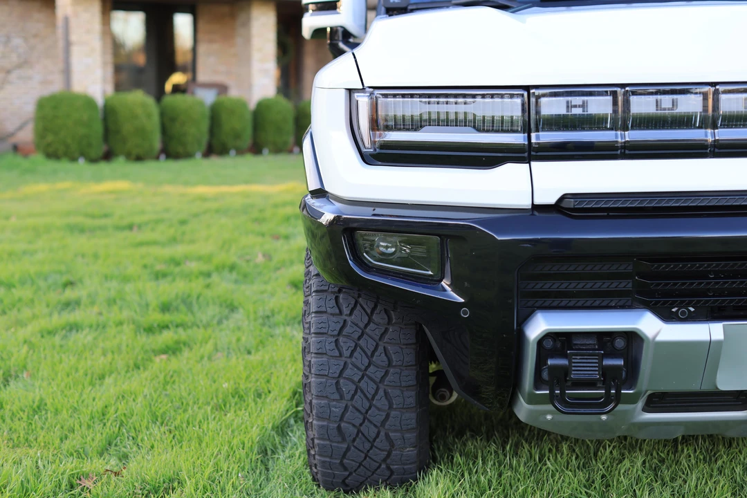 2022 GMC Hummer EV - Image 19 of 31