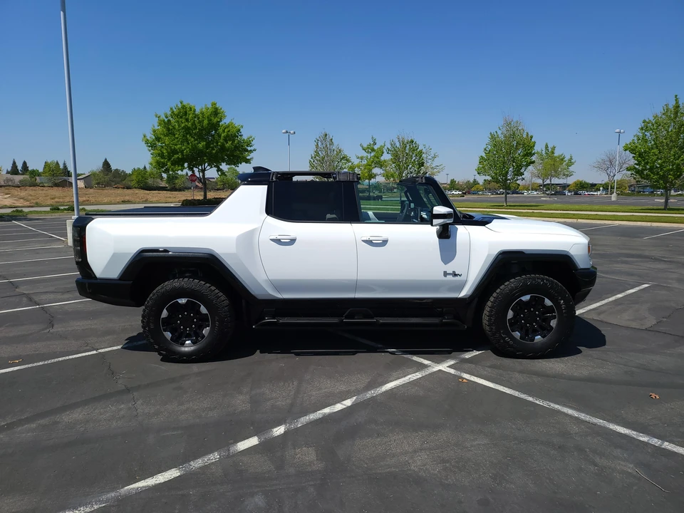 2022 GMC Hummer EV - Image 17 of 31