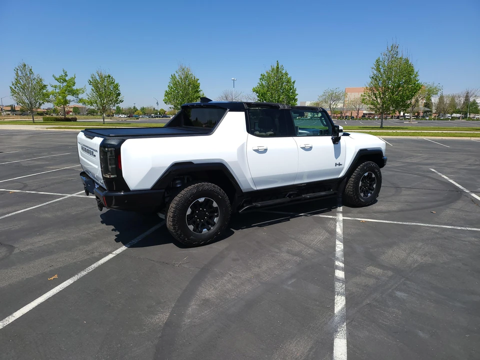 2022 GMC Hummer EV - Image 16 of 31