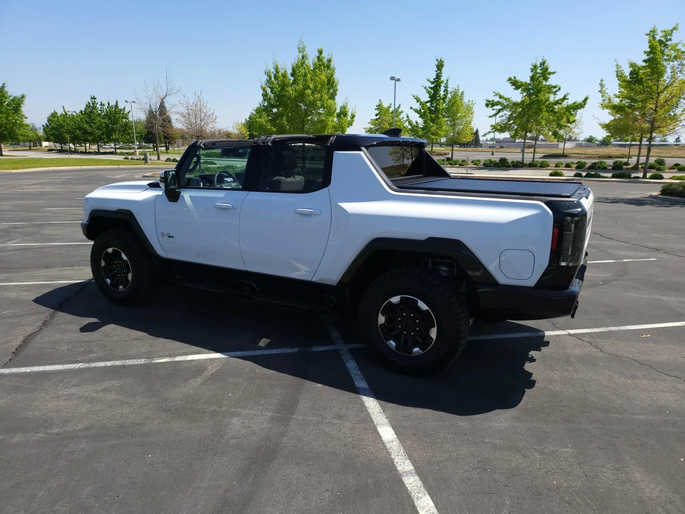 2022 GMC Hummer EV - Image 11 of 31