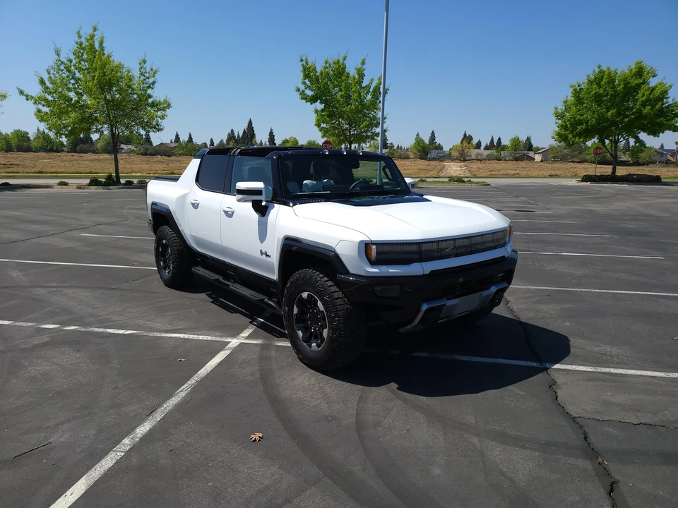 2022 GMC Hummer EV - Image 19 of 31
