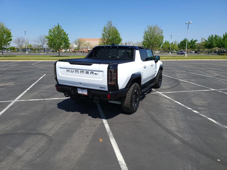 2022 GMC Hummer EV - Image 15 of 31