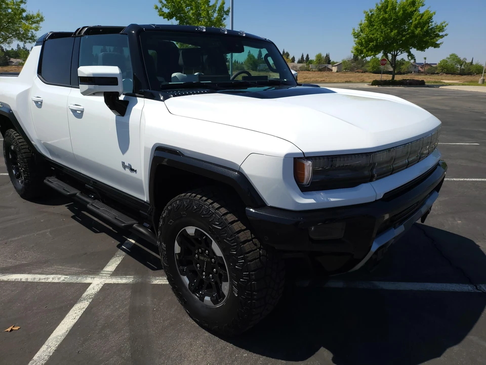 2022 GMC Hummer EV - Image 18 of 31