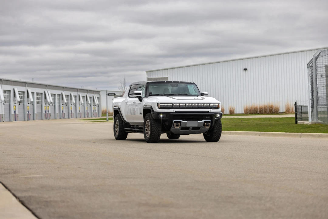 2022 GMC Hummer EV - Image 28 of 31