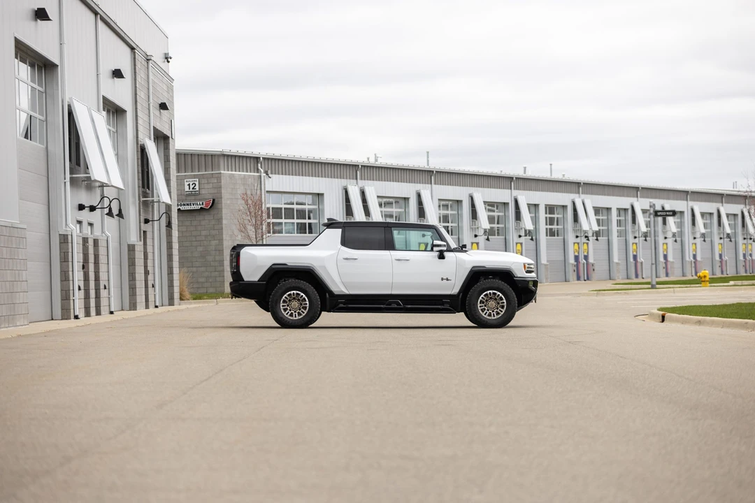 2022 GMC Hummer EV - Image 22 of 31