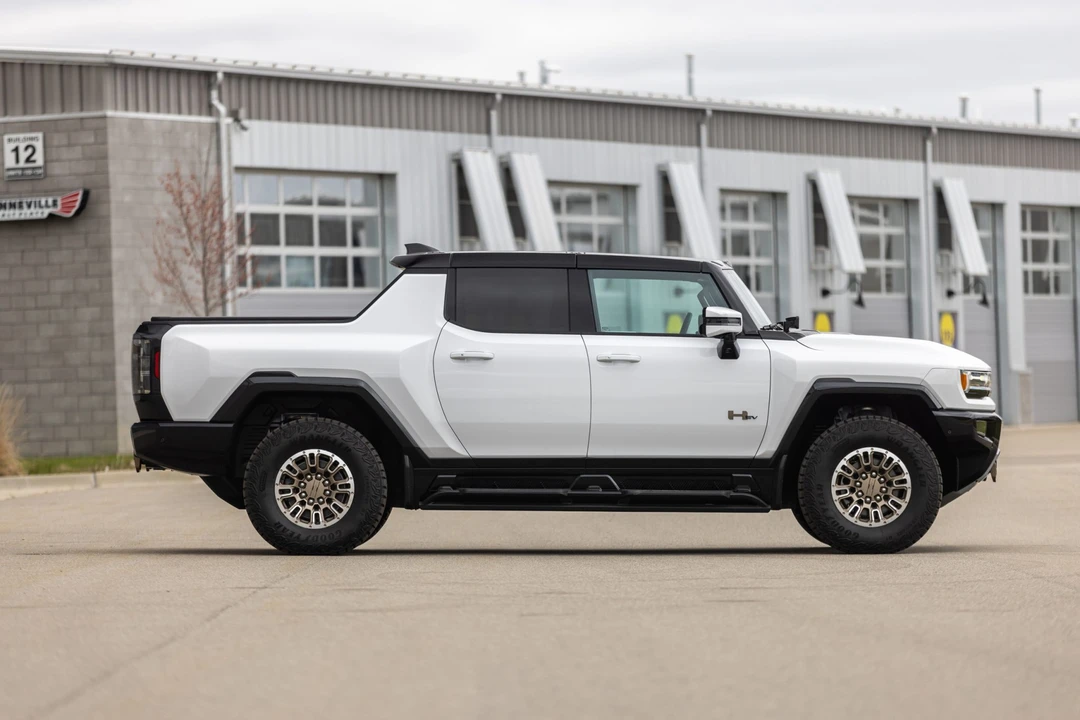 2022 GMC Hummer EV - Image 21 of 31