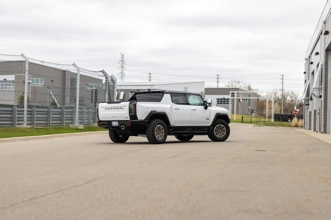 2022 GMC Hummer EV - Image 18 of 31