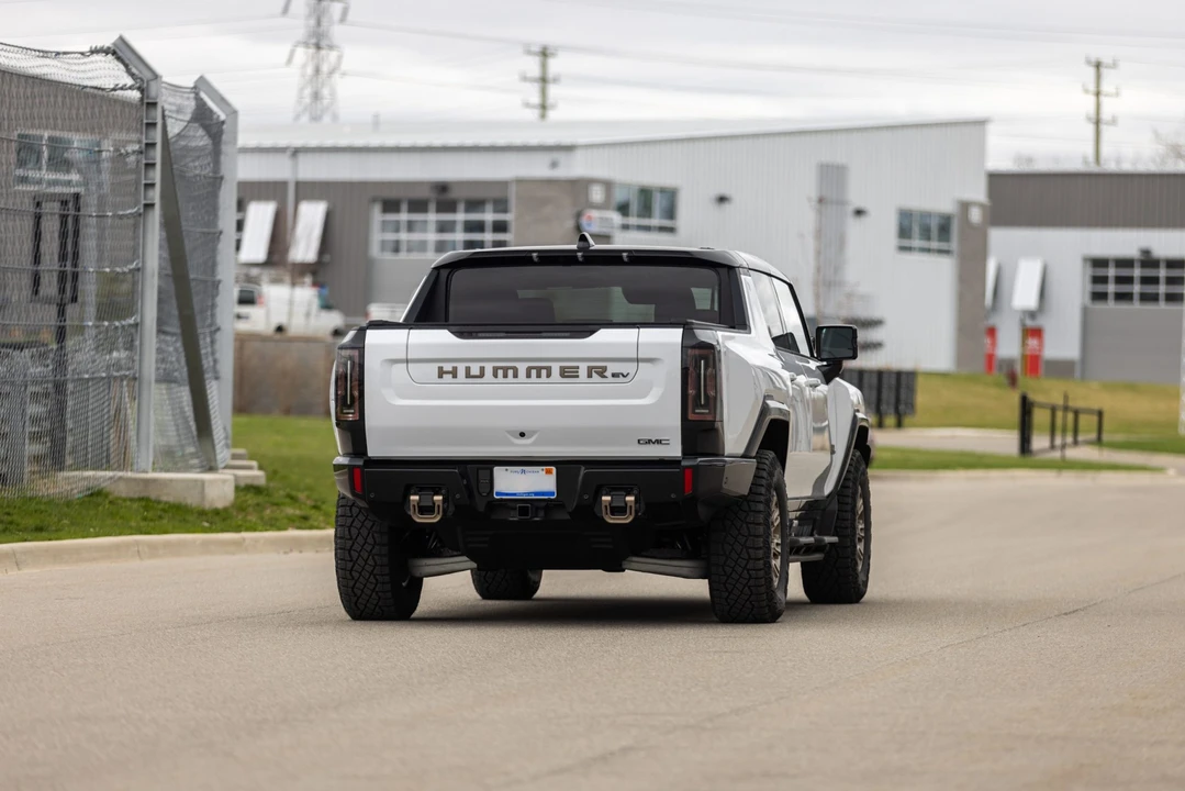 2022 GMC Hummer EV - Image 17 of 31