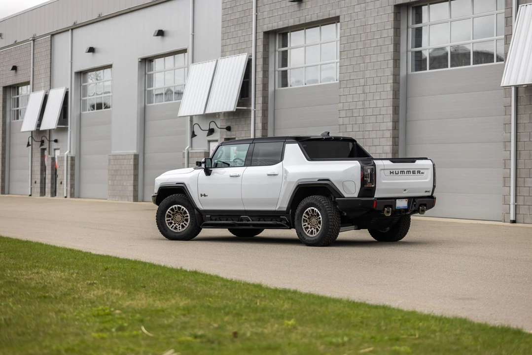 2022 GMC Hummer EV - Image 11 of 31