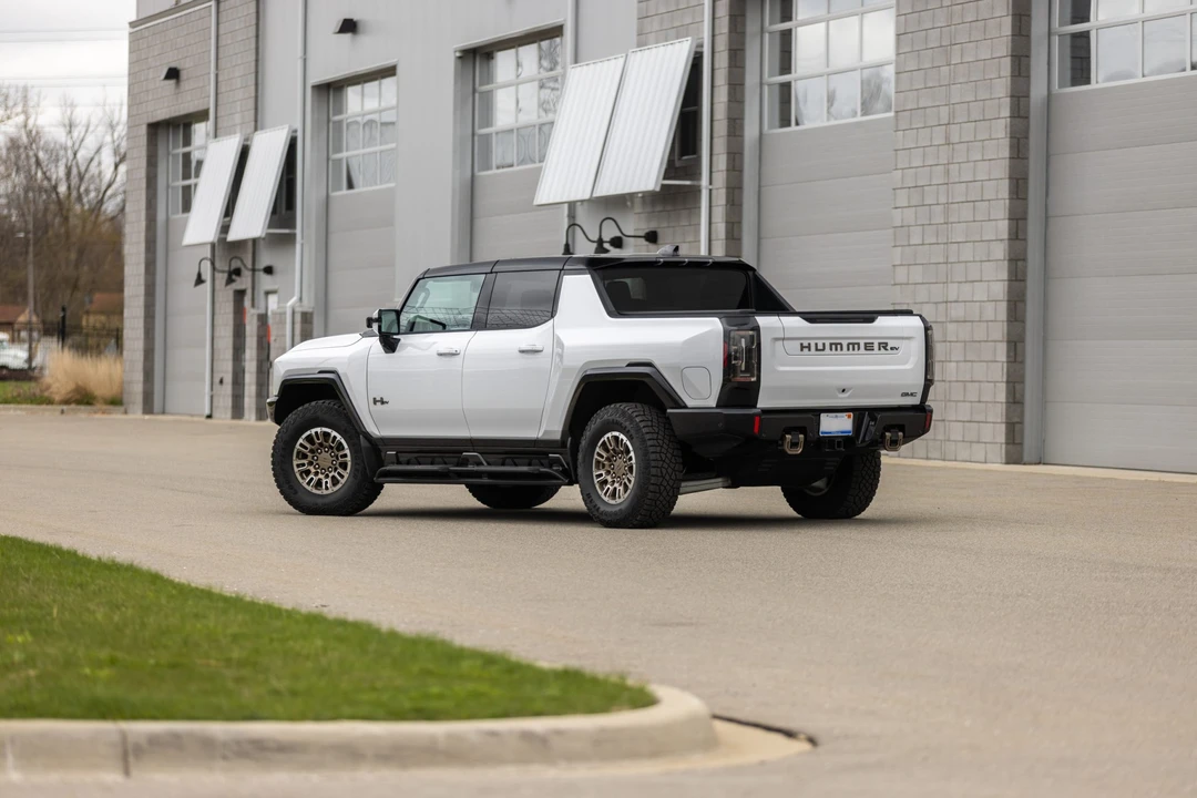2022 GMC Hummer EV - Image 10 of 31