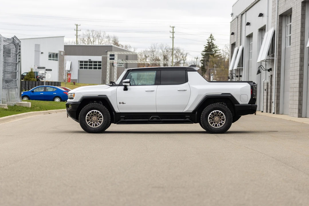 2022 GMC Hummer EV - Image 8 of 31