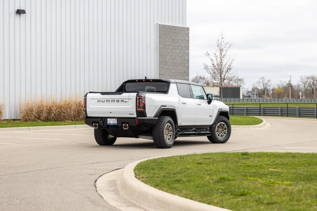 2022 GMC Hummer EV - Image 19 of 31
