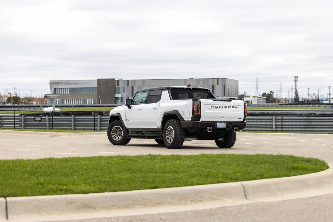 2022 GMC Hummer EV - Image 13 of 31